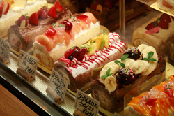 パティスリークプル 店内のカウンター席とショーケース3